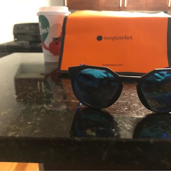 Brand new Oakley sunglasses bought at Nanaimo woodgrove sunglass hut. Paid $304 - Picture 5 of 6